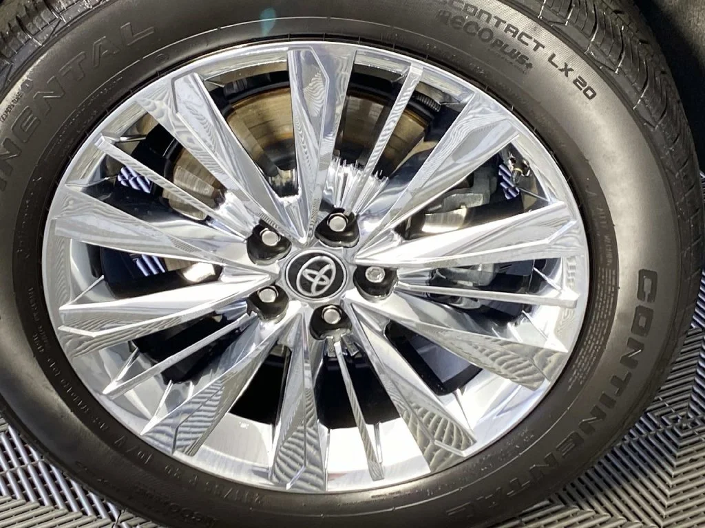Used 2025 Cloud Toyota Platinum image 32