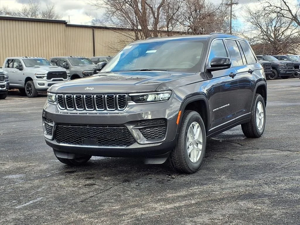New 2025 Baltic Gray Metallic Clear-Coat Exterior Paint Jeep Laredo image 2