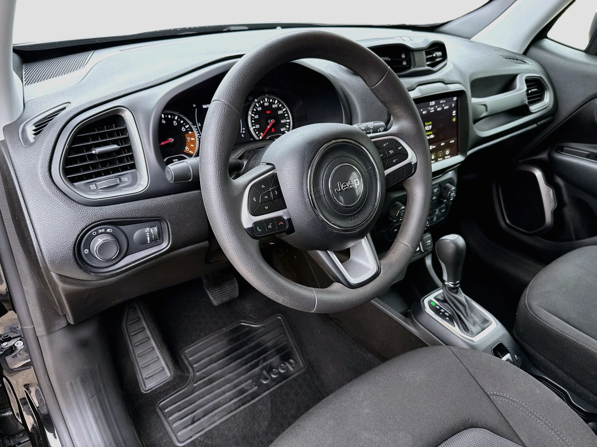 Used 2023 Black Clearcoat Jeep Latitude image 10