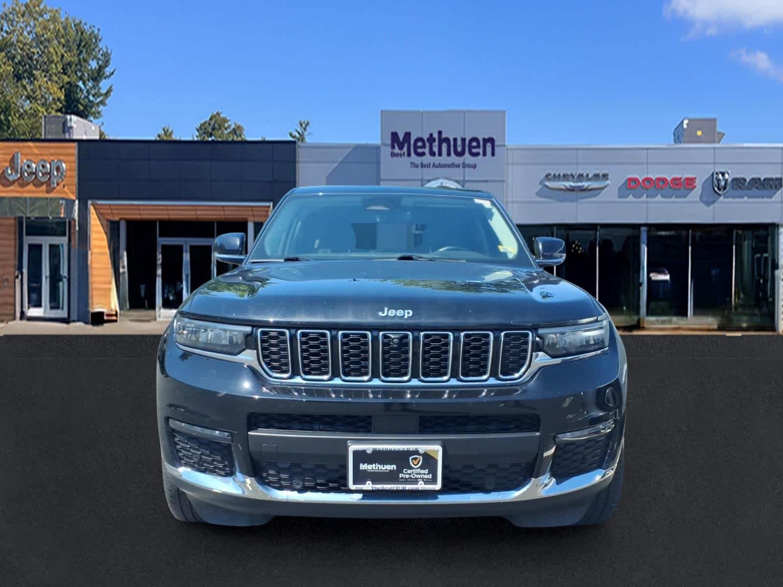 Used 2022 Diamond Black Crystal Pearlcoat Jeep Limited image 2
