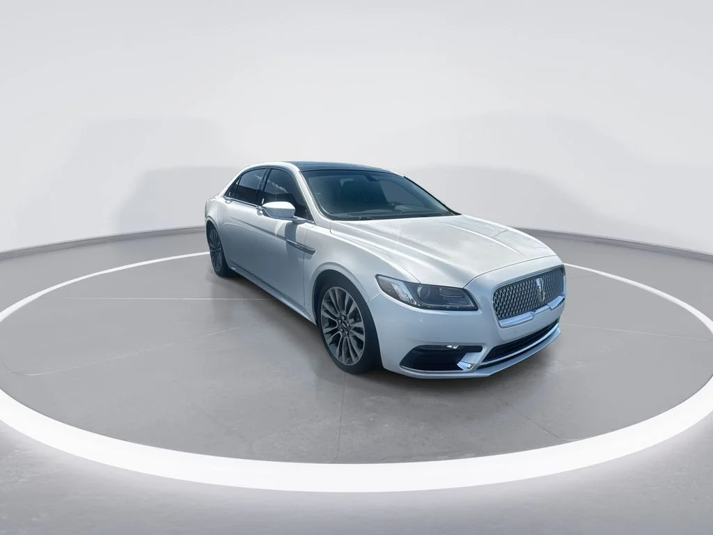 Used 2017 White Lincoln Select image 2