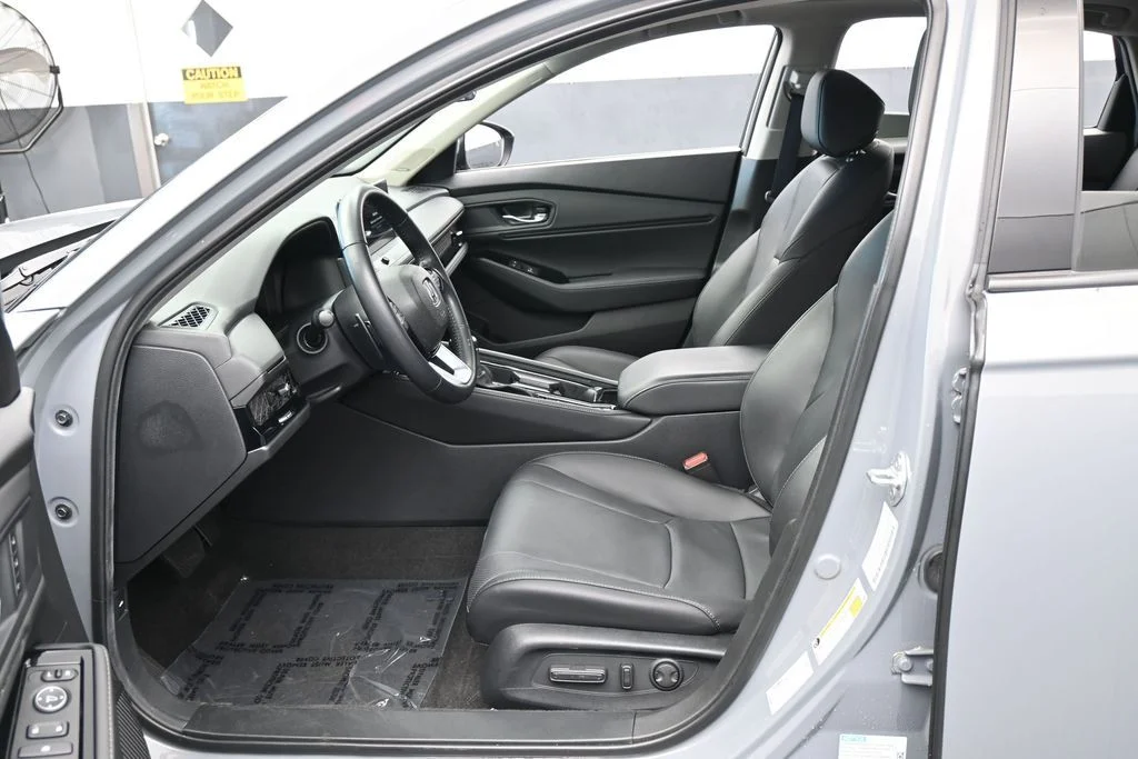 Used 2024 Solar Silver Metallic Honda Touring image 11