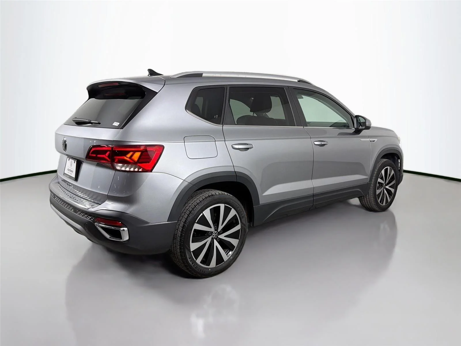 Used 2023 Pyrite Silver Metallic Volkswagen SE image 5