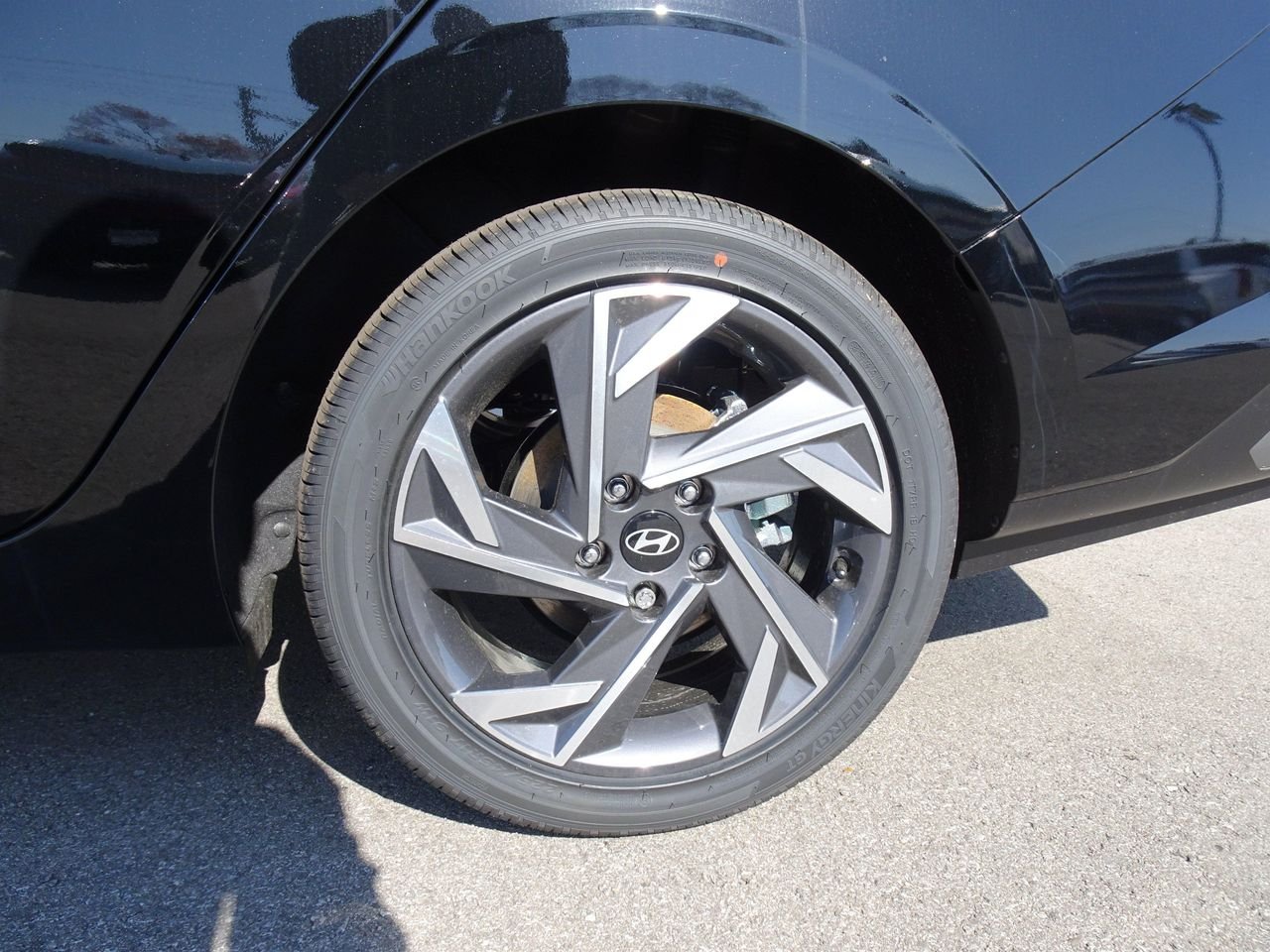 New 2025 Black Hyundai SEL Convenience image 3