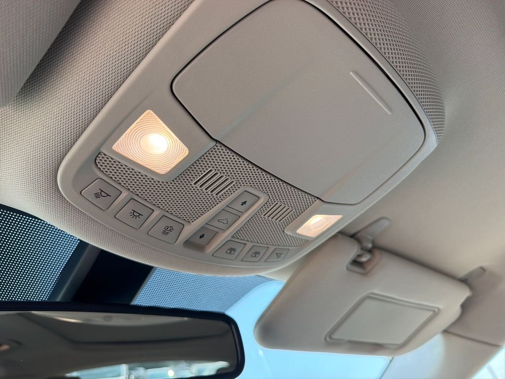 Used 2018 White Platinum Clearcoat Metallic Lincoln Reserve image 30