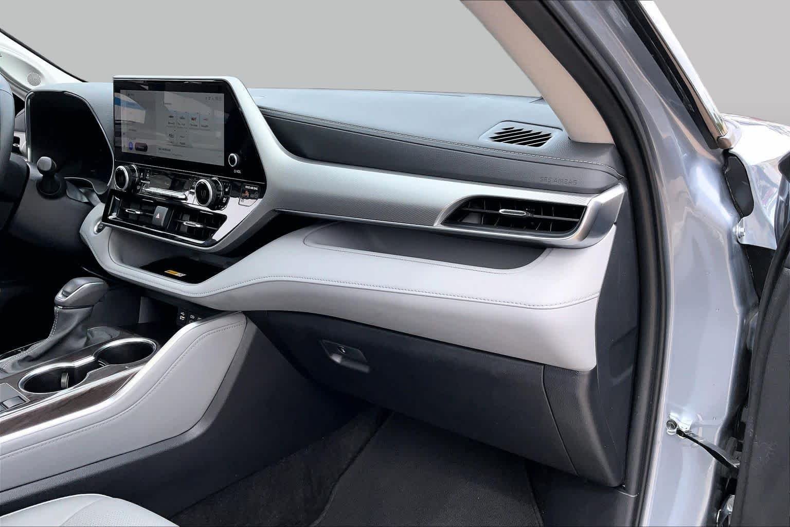 Used 2024 Moon Dust Toyota Platinum image 17