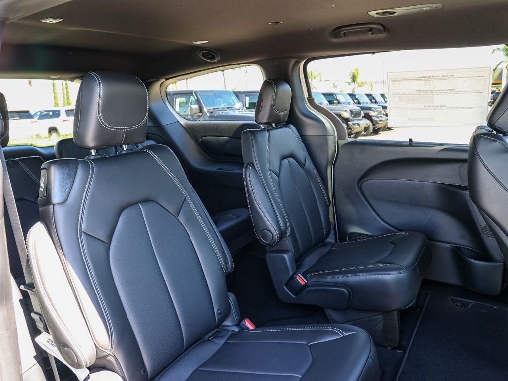 New 2026 Bright White Clear-Coat Exterior Paint Chrysler Select image 16