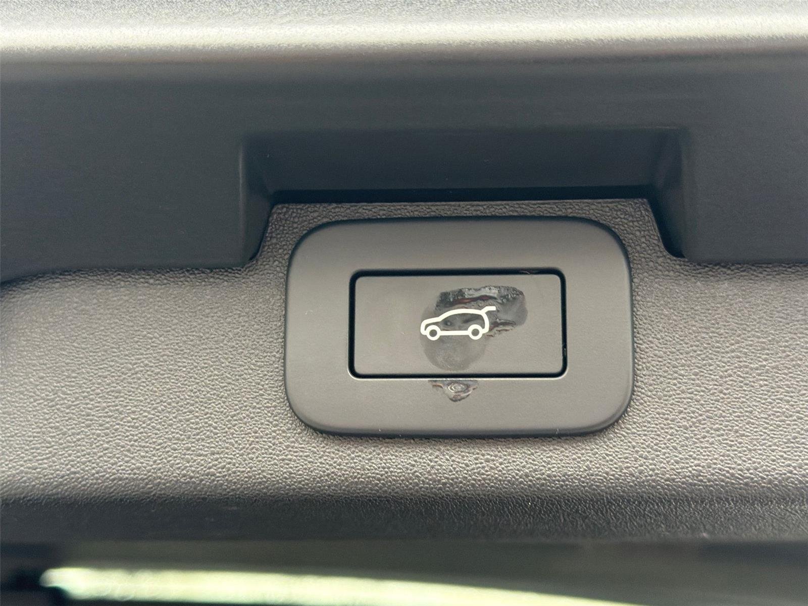 Used 2024 Fuji White Land Rover Dynamic SE image 22