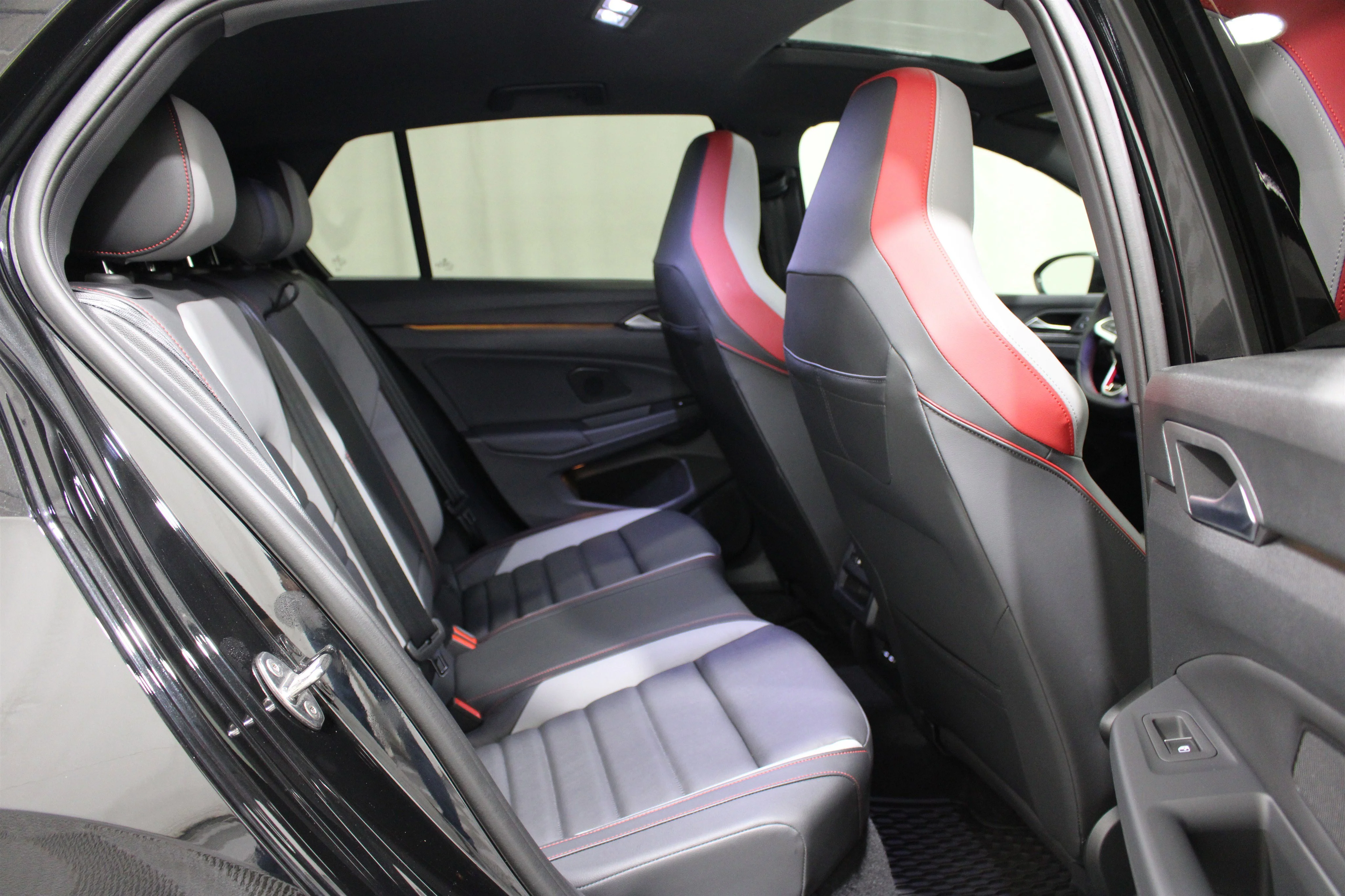 2025 Volkswagen Golf GTI SE - Photo 27