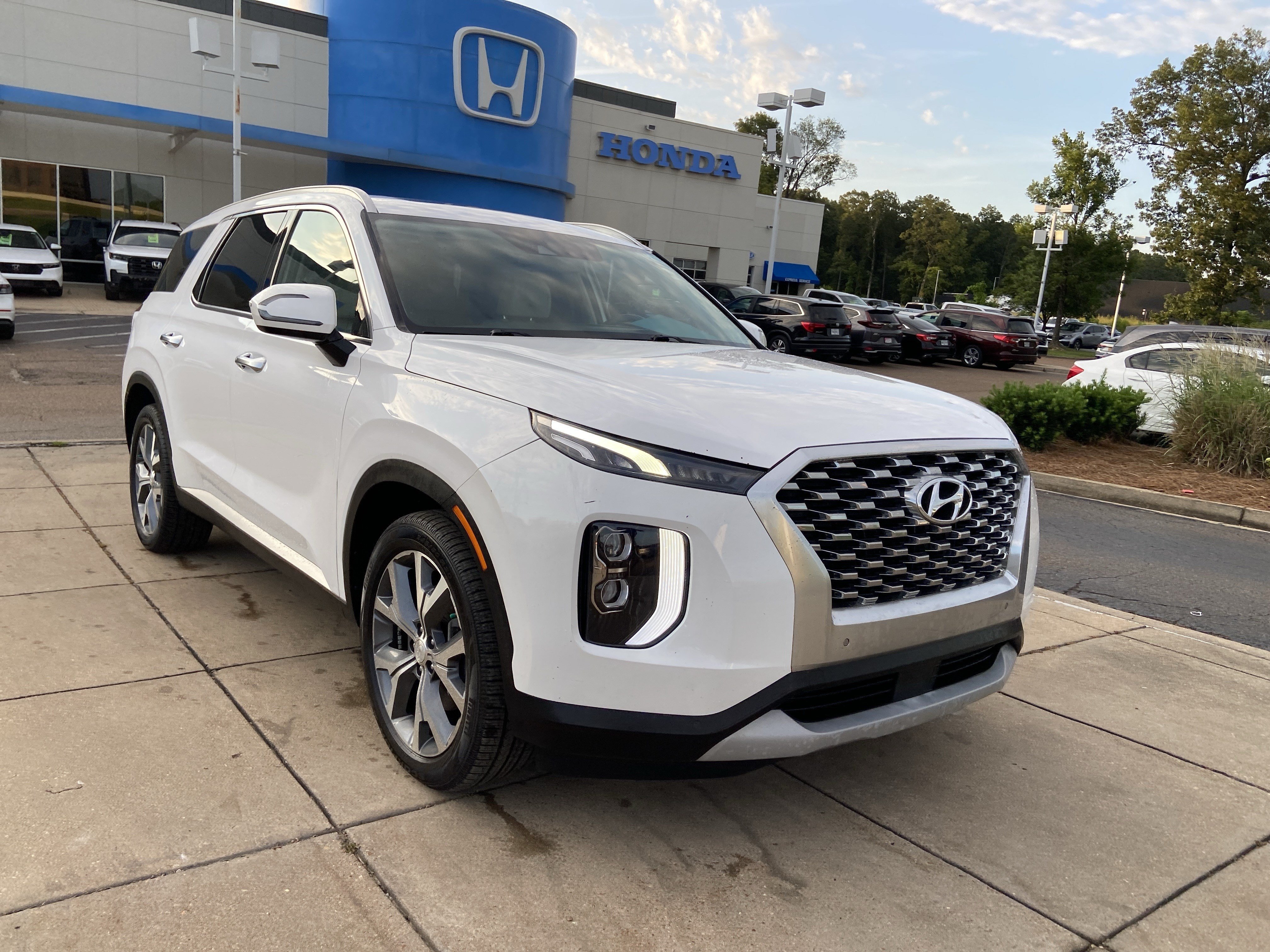 Used 2020 Hyper White Hyundai SEL image 2