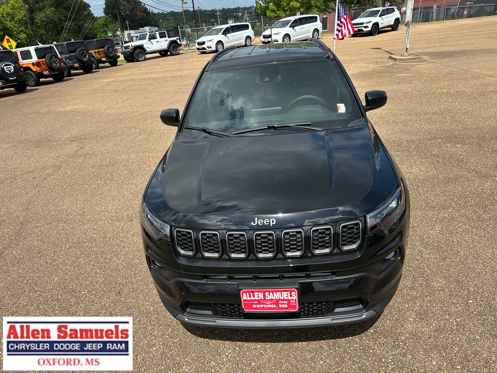 New 2026 Diamond Black Crystal Pearl-Coat Exterior Paint Jeep Latitude image 9