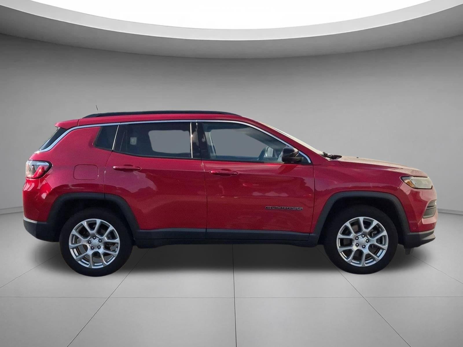 Used 2023 Redline Pearlcoat Jeep Latitude Lux image 6