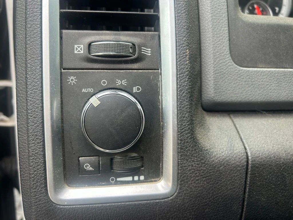 Used 2014 White Ram SLT image 14