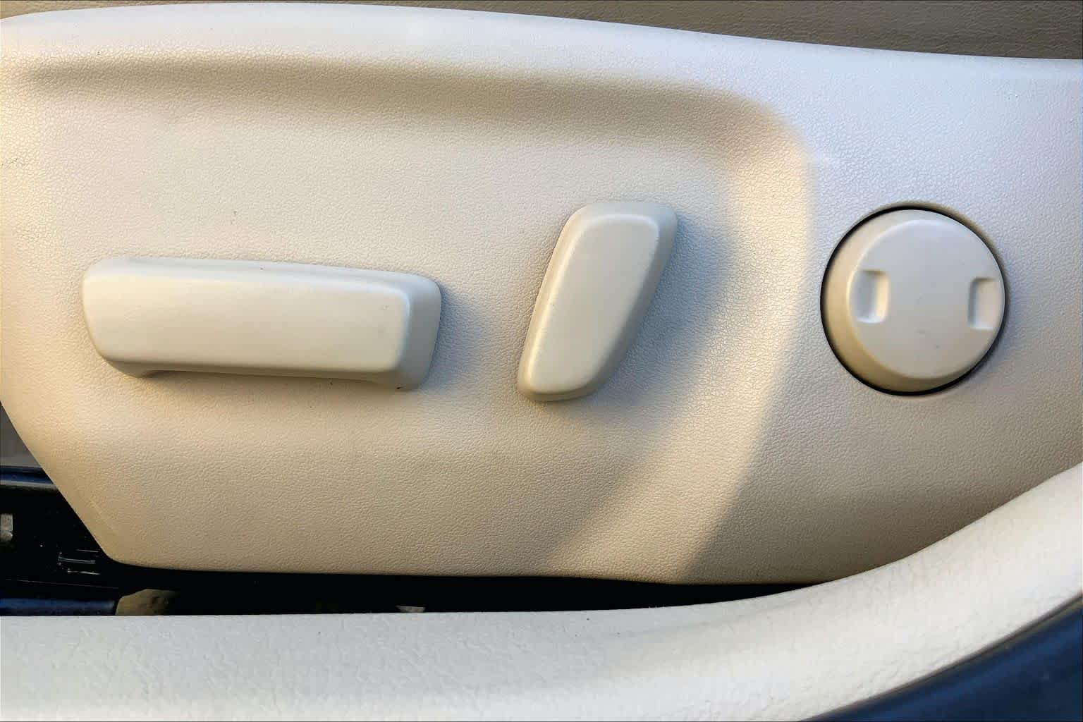 Used 2016 Super White Toyota XLE image 34