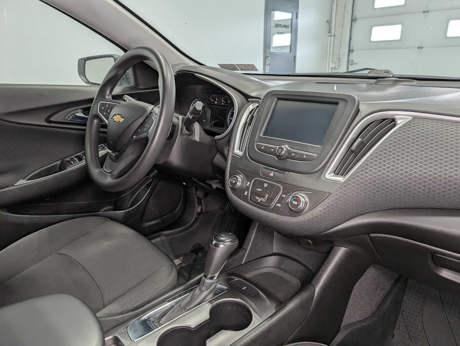 Used 2018 Summit White Chevrolet LS image 38