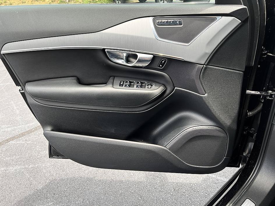 Used 2021 Onyx Black Metallic Volvo Momentum image 9