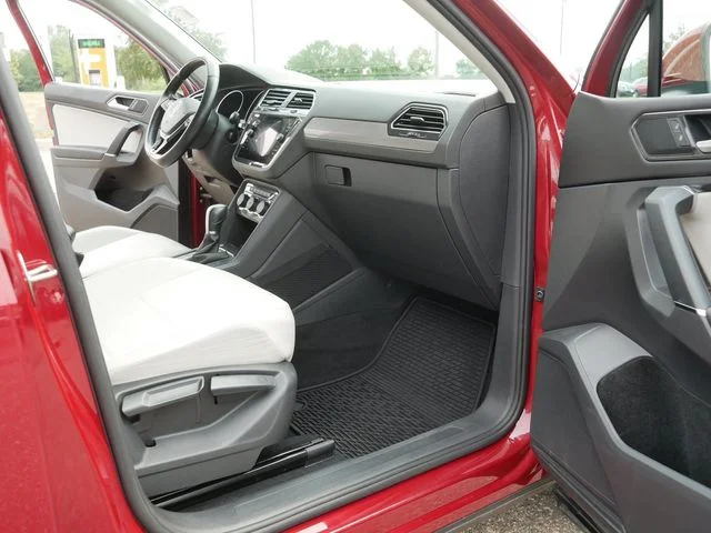 Used 2018 Cardinal Red Metallic Volkswagen 2.0T SE image 20