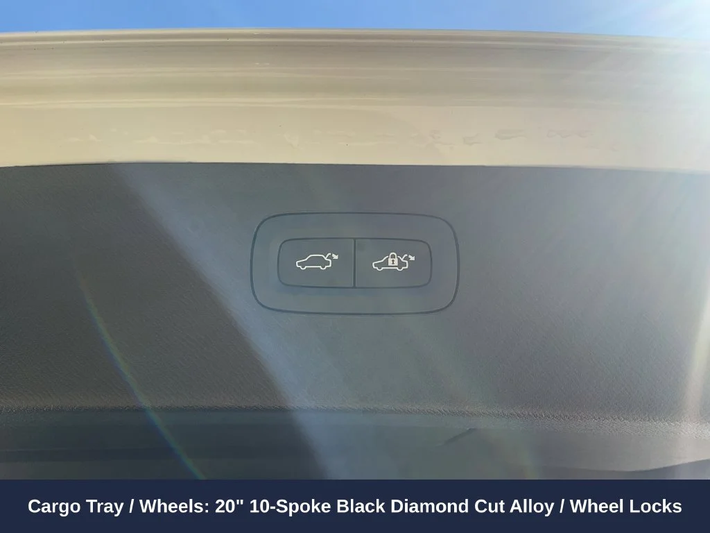 Used 2025 White Volvo B5 Core image 12