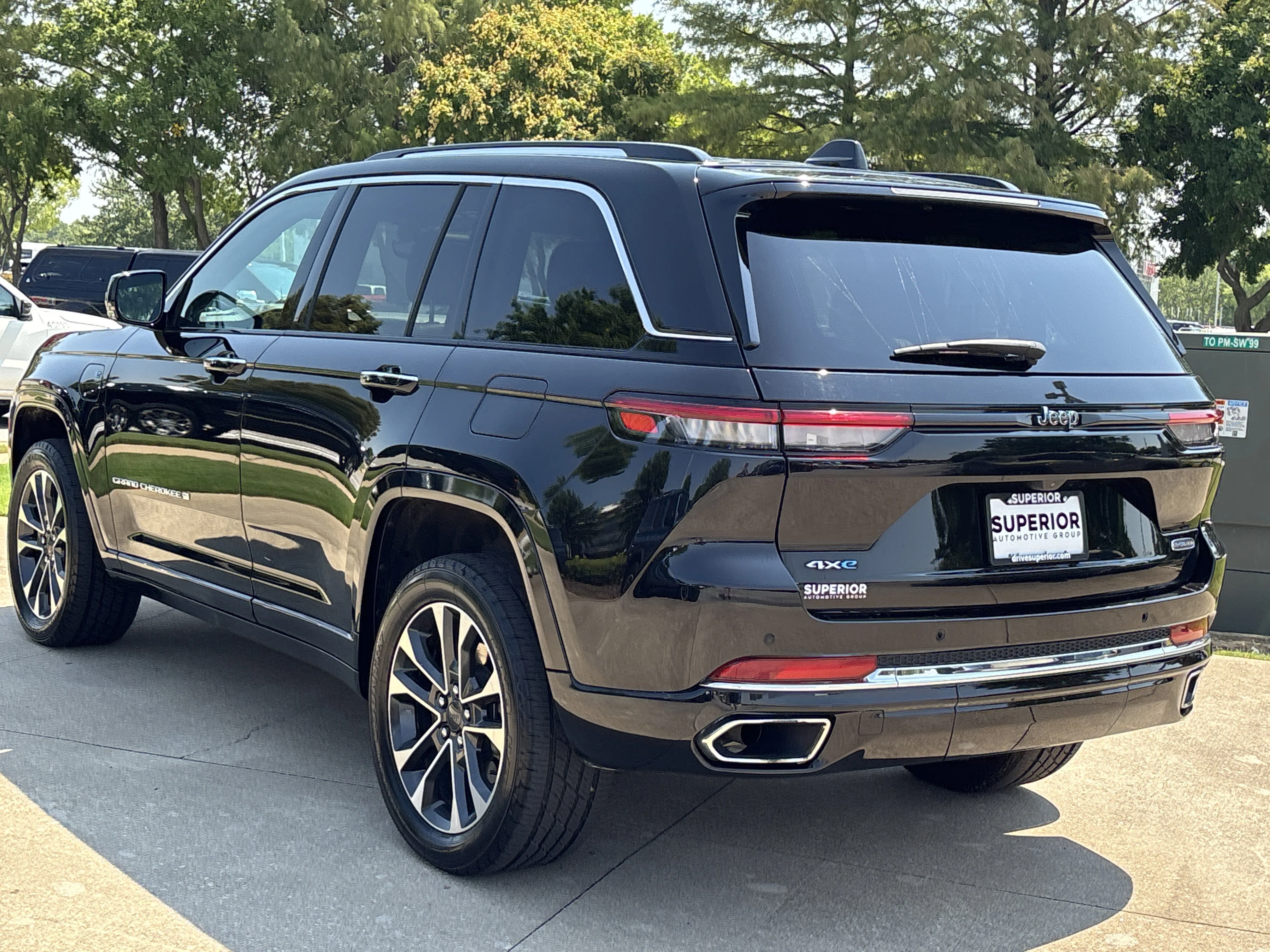 Used 2023 Diamond Black Crystal Pearlcoat Jeep Overland 4xe image 10
