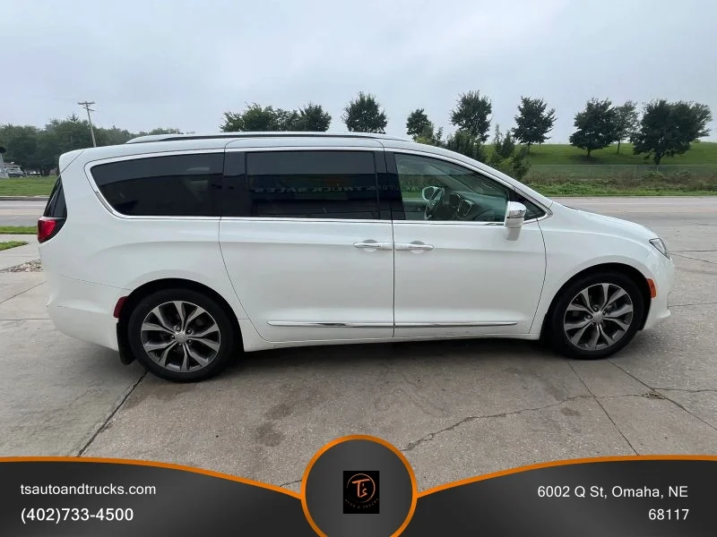 Used 2018 White Chrysler Limited Minivan 4D image 6