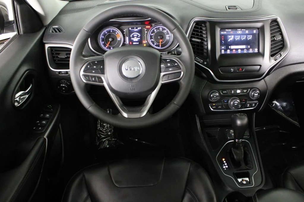 Used 2020 Gray Jeep Latitude Plus image 6