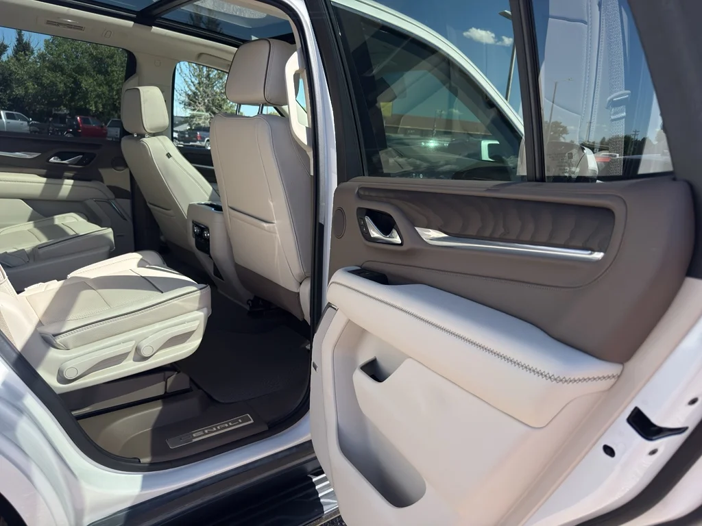 Used 2021 White Frost Tricoat GMC Denali image 18