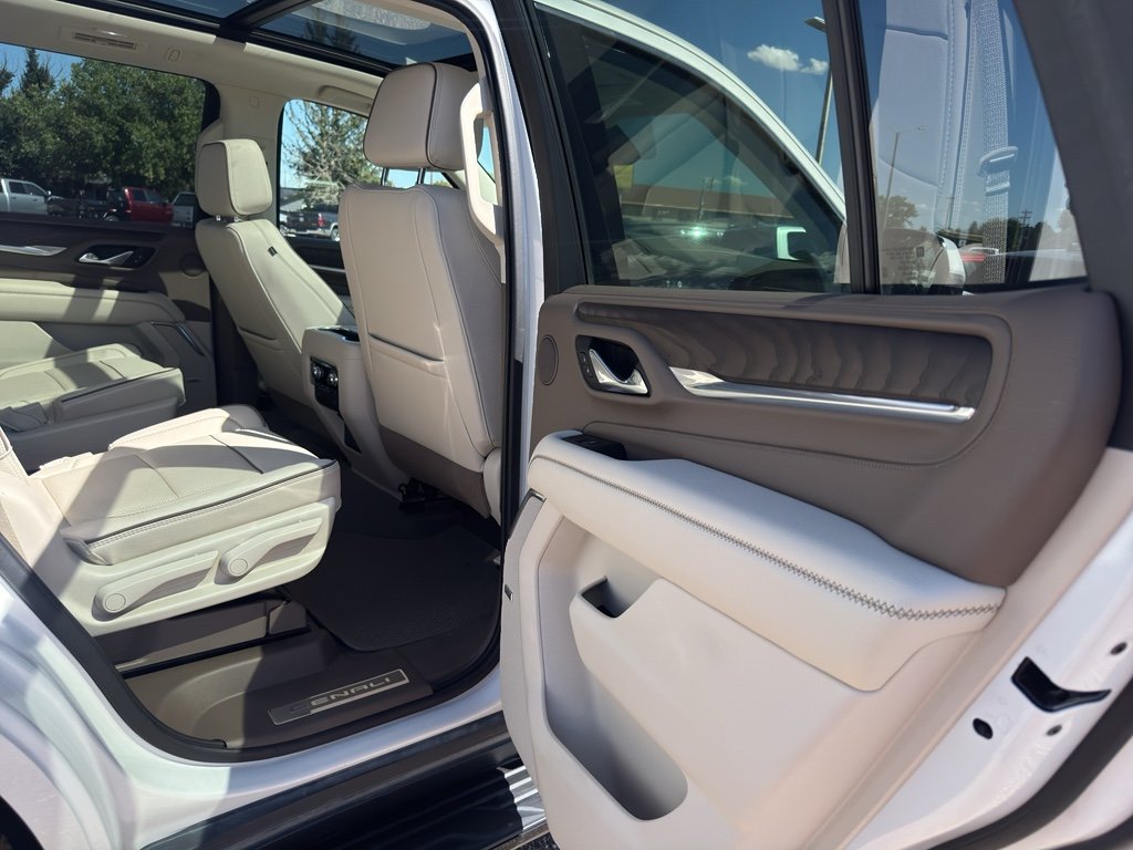 Used 2021 White Frost Tricoat GMC Denali image 18