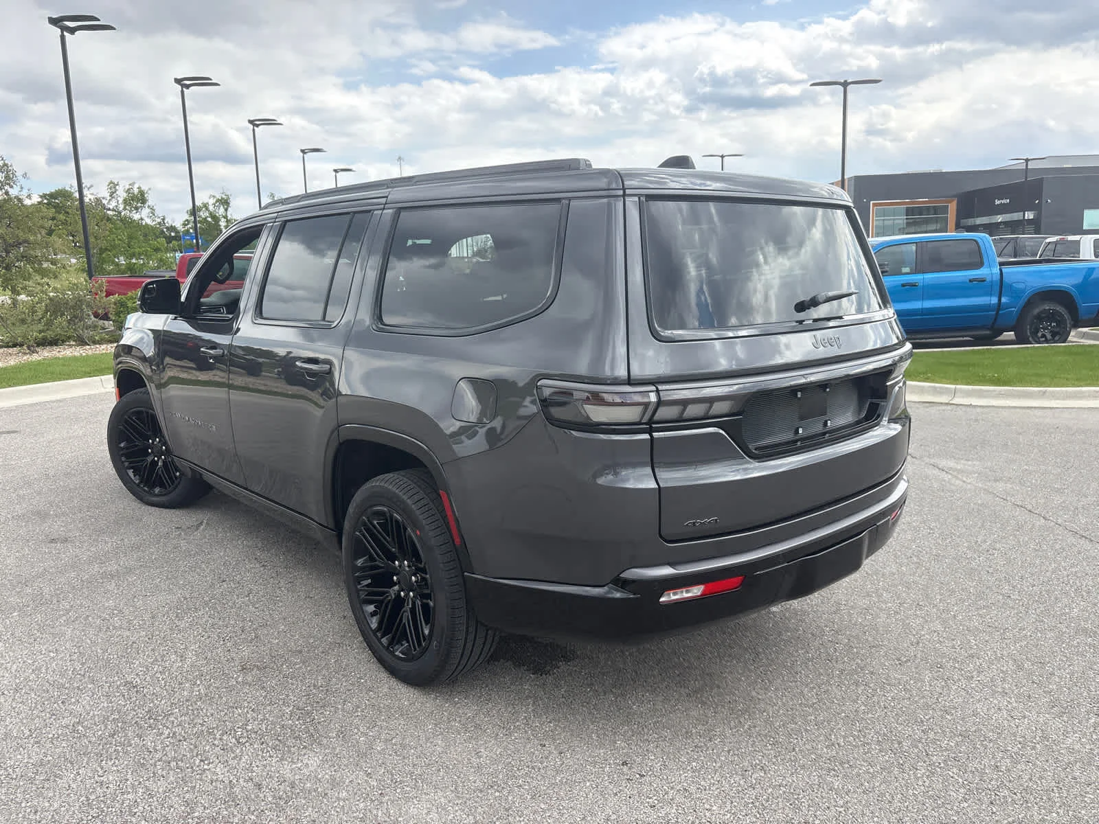 New 2026 Baltic-Gray Metallic Clear-Coat Exterior Paint Jeep Limited Reserve image 7