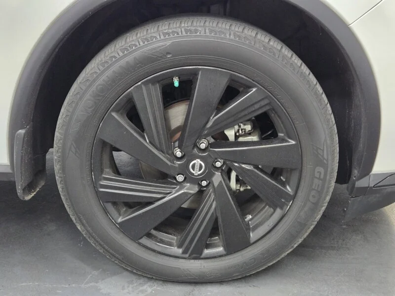 Used 2018 Pearl White Nissan SL image 6