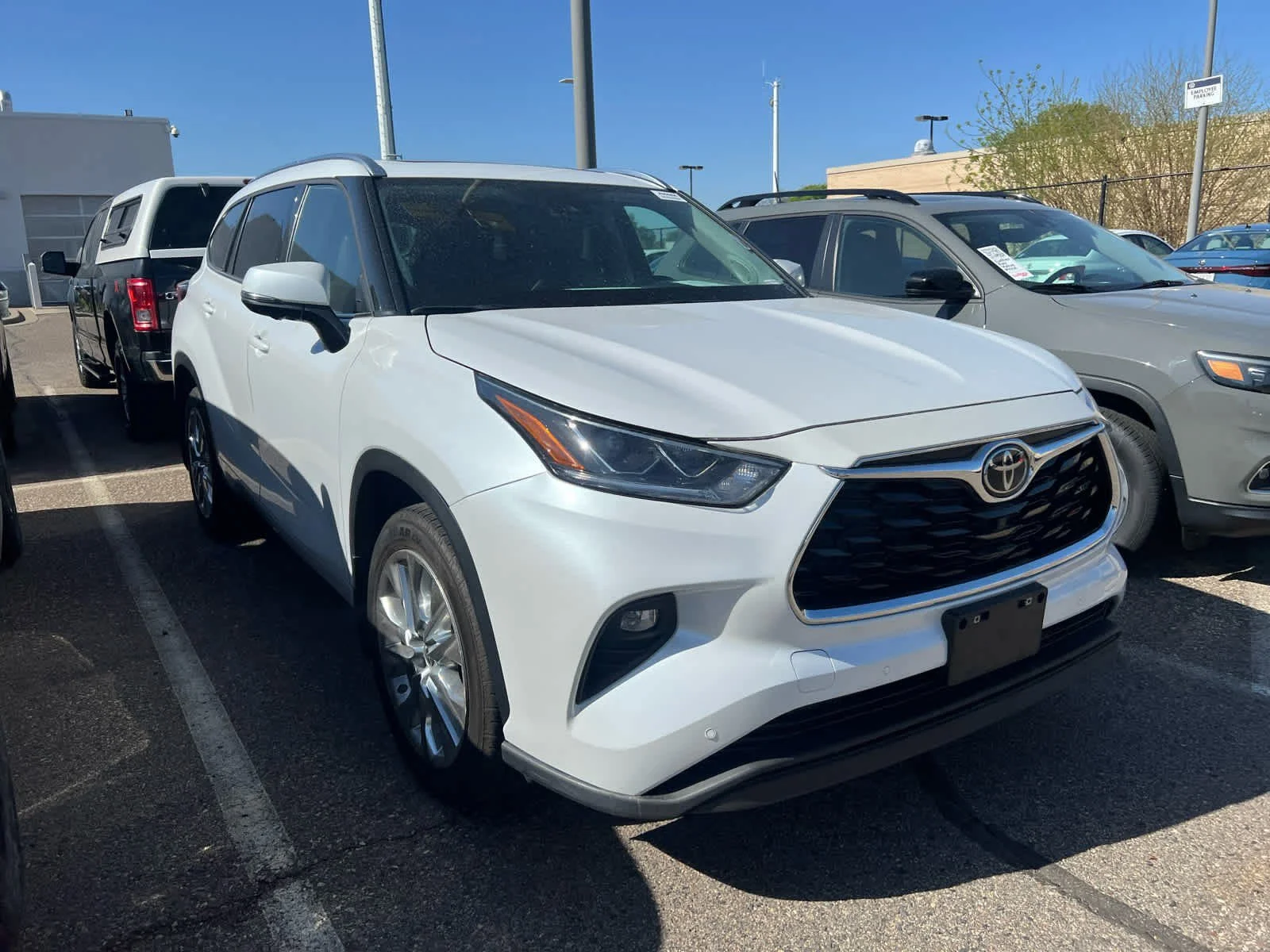 Used 2023 Toyota Highlander Limited with VIN 5TDKDRBH6PS034892 for sale in Brooklyn Center, Minnesota