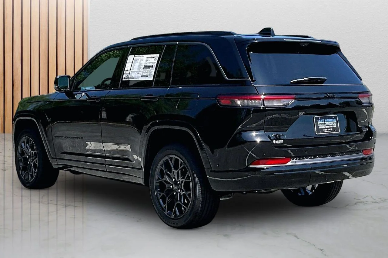 New 2026 Diamond Black Crystal Pearl-Coat Exterior Paint Jeep Summit image 7