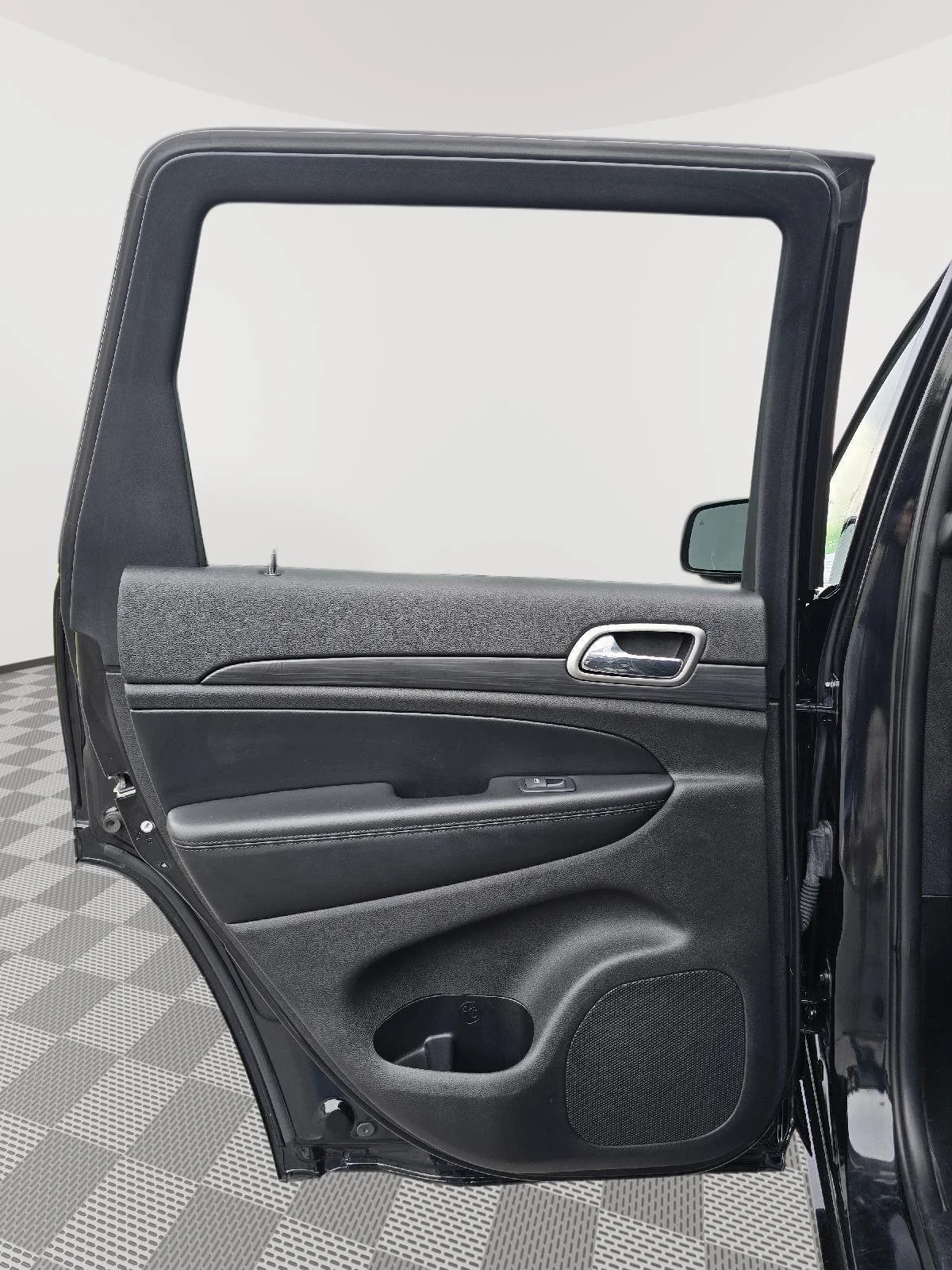 Certified Used 2019 Diamond Black Crystal Pearlcoat Jeep Altitude image 19