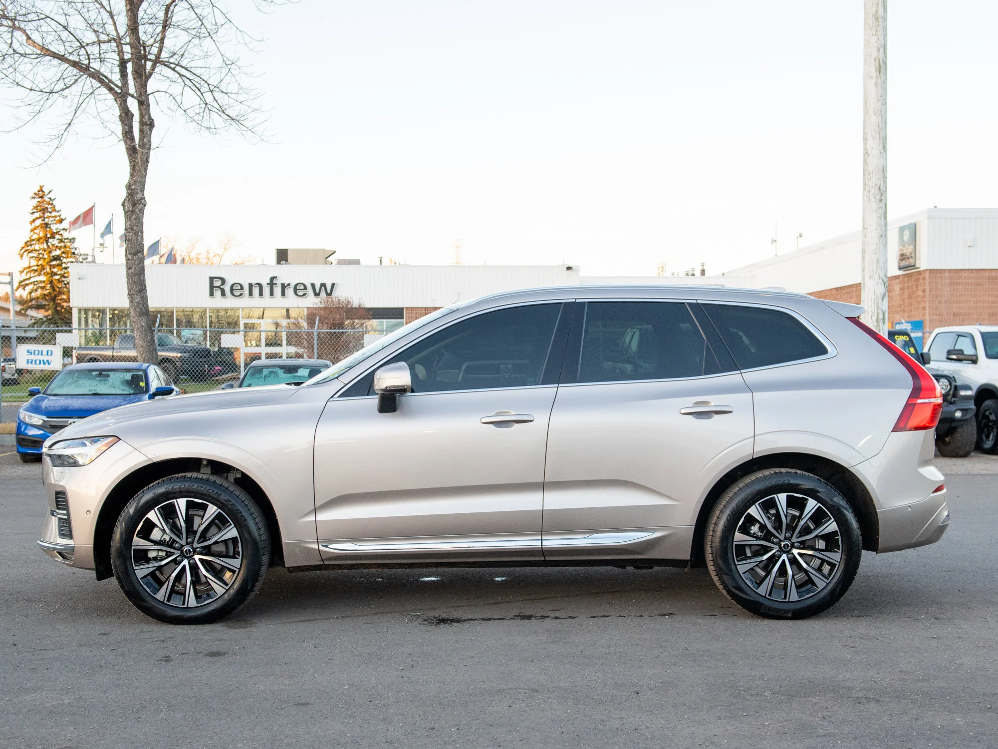 Certified Used 2023 Silver Volvo Plus Bright Theme * No Accidens | Heated Seats | Panoramic Roof | Apple CarPlay image 13