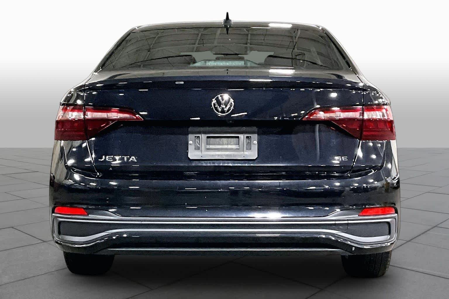 Used 2022 Deep Black Pearl Volkswagen SE image 5