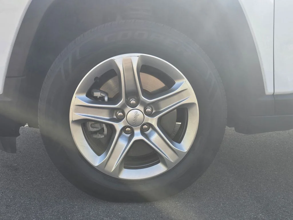 Used 2024 White Jeep Latitude image 7