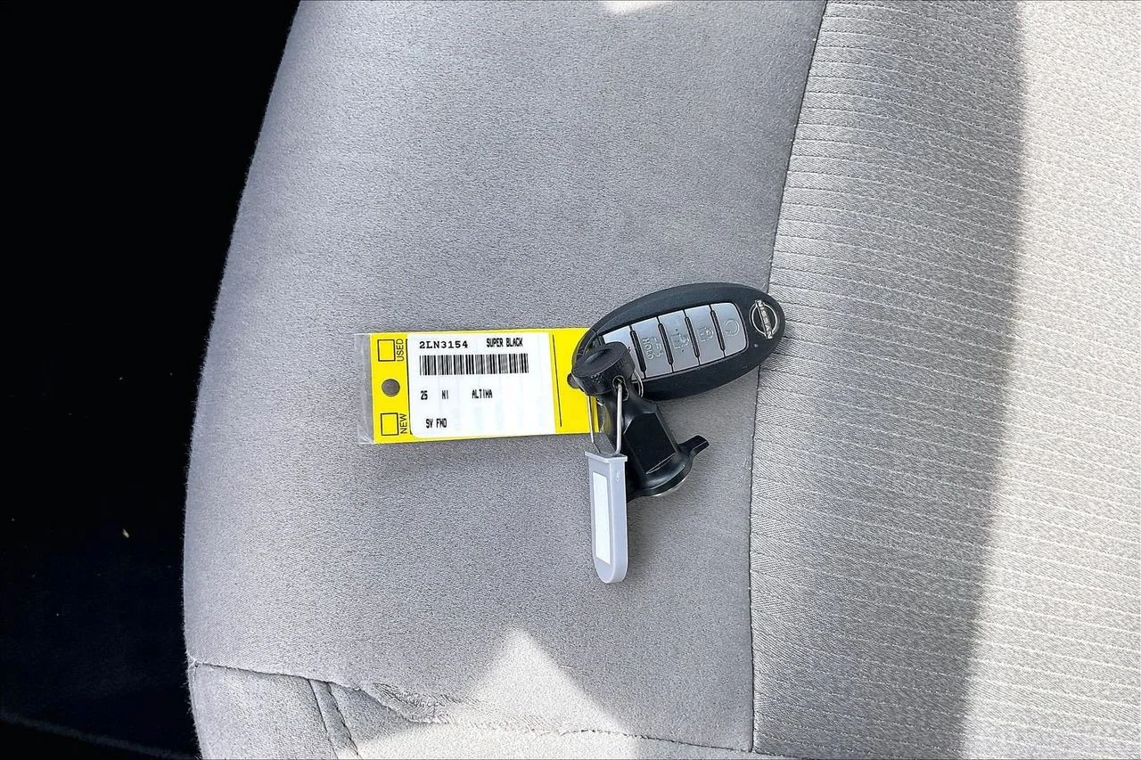 Used 2025 Black Nissan 2.5 SV image 30