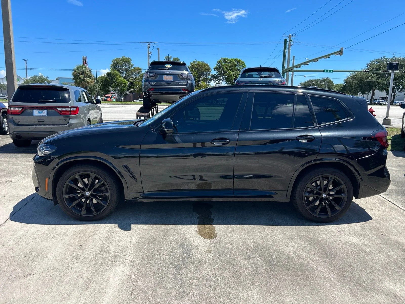 Used 2022 Black Sapphire Metallic BMW sDrive30i image 2