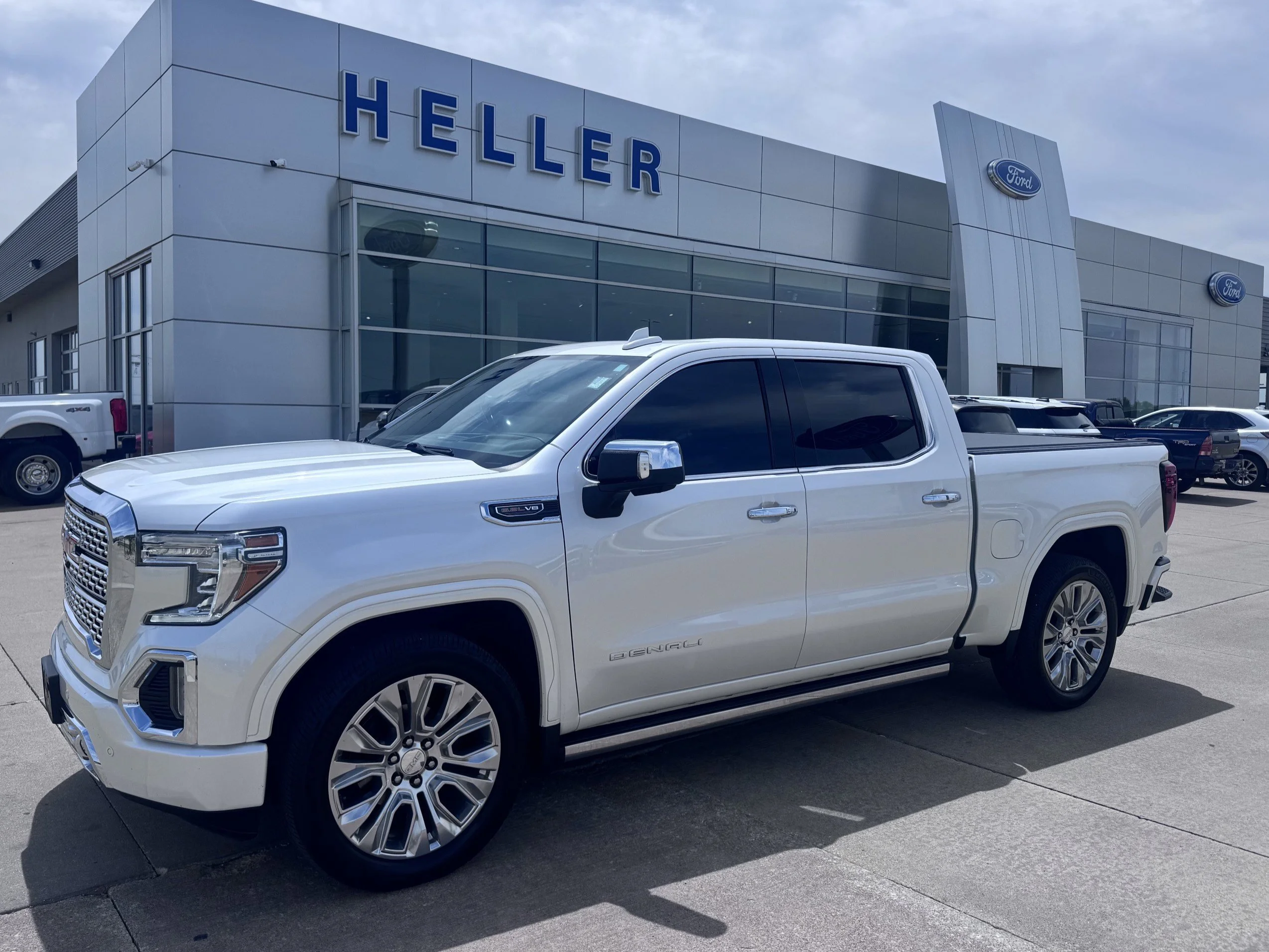 Used 2022 White Frost Tricoat GMC Denali image 3
