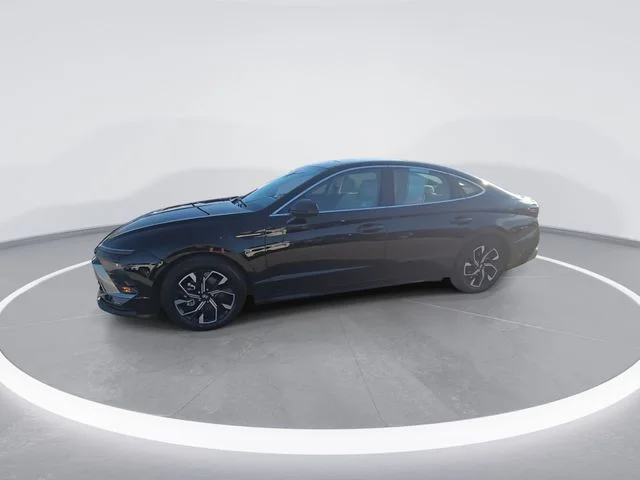 Used 2024 Black Hyundai SEL image 4