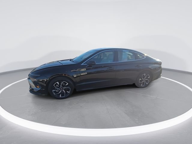Used 2024 Black Hyundai SEL image 4