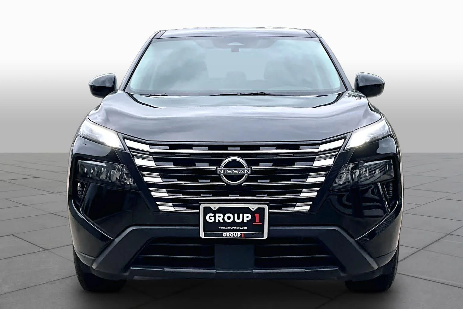Used 2025 Super Black Nissan SV image 4