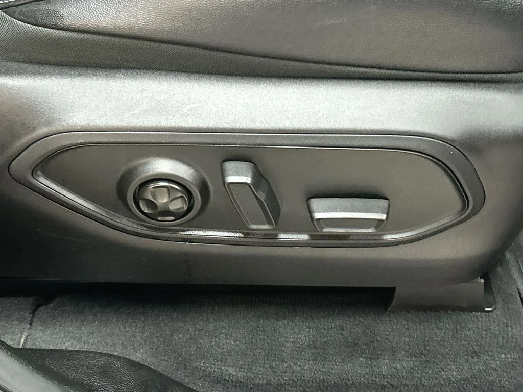 Used 2025 Velvet Jeep Limited image 19