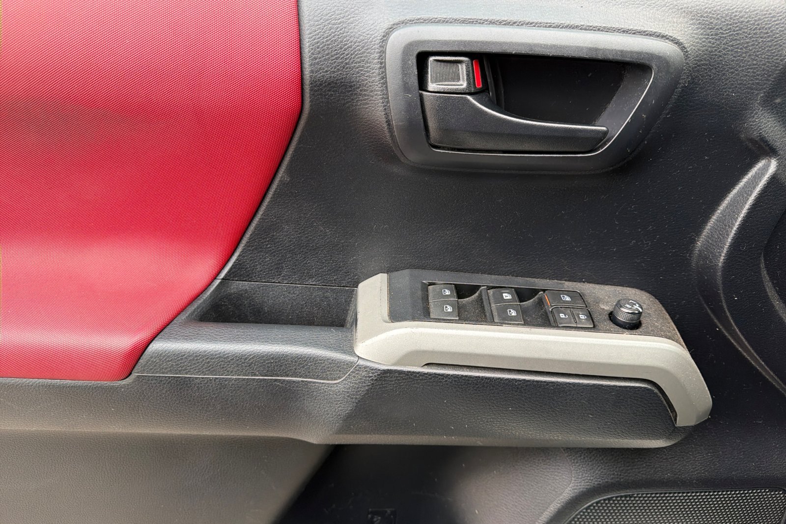 Used 2019 White Toyota SR5 image 13