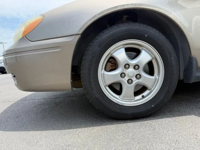 Used 2004 Gold Ford SE image 6