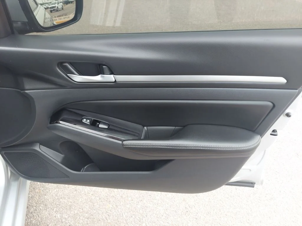 Used 2023 Silver Nissan 2.5 SV image 31