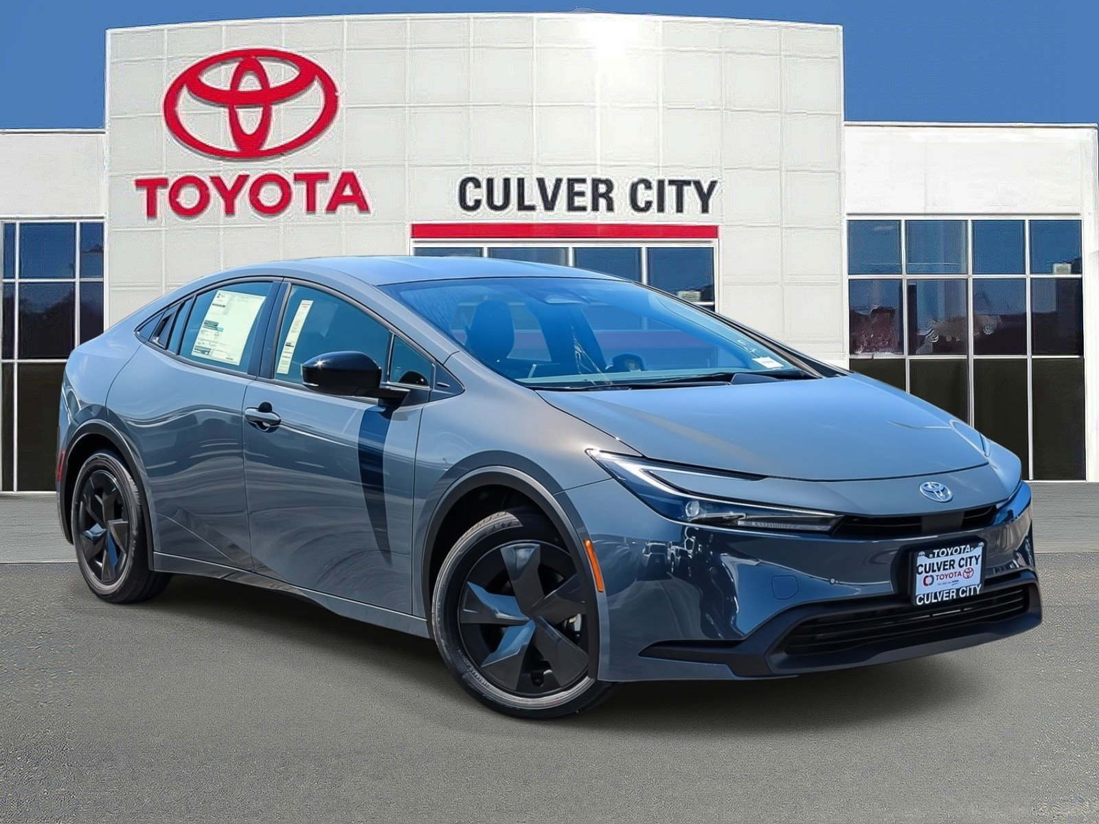 2026 Toyota Prius LE FWD's photo