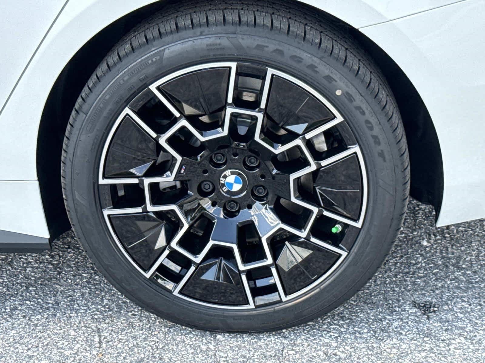New 2026 Mineral White Metallic BMW xDrive40 image 12
