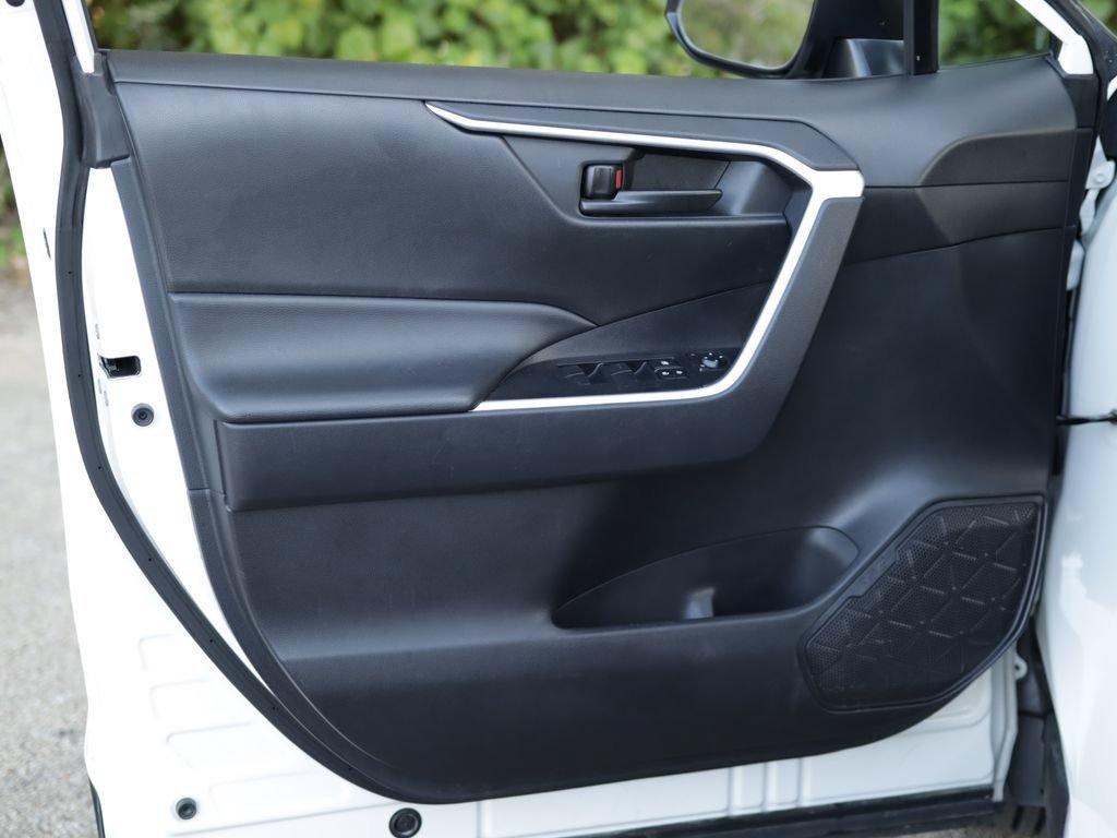 Used 2025 Ice Cap Toyota LE image 19