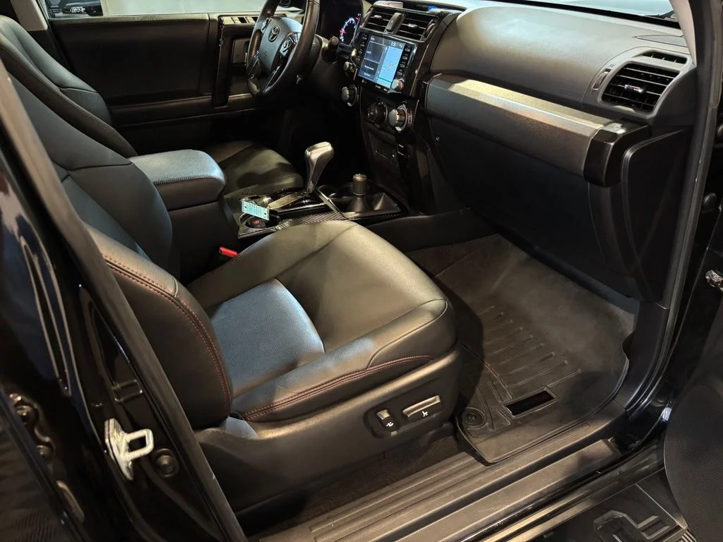 Used 2020 Midnight Black Metallic Toyota Venture image 9