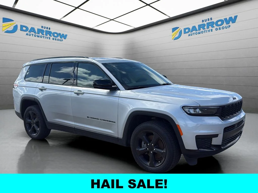 Used 2023 Silver Jeep Altitude image 7